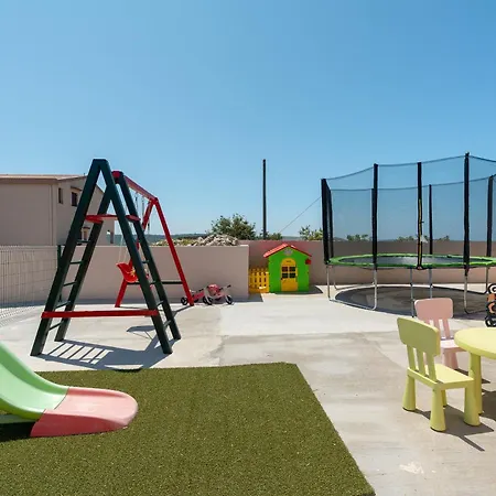 Andrija アパート ルティナ