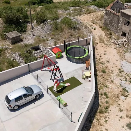 アパート Andrija ルティナ